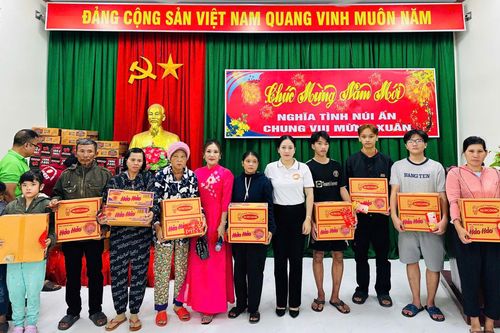Mặt trận phường Cam Nghĩa và Câu lạc bộ Nghĩa Tình Núi Ấn: Trao 120 phần quà cho người nghèo, có hoàn cảnh khó khăn