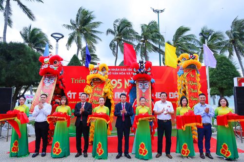 Triển lãm ảnh và giới thiệu không gian văn hóa Tết