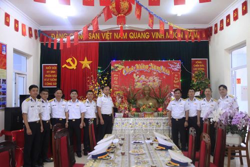Lữ đoàn 162 thi phòng đón xuân, bình báo tường và câu đối Tết