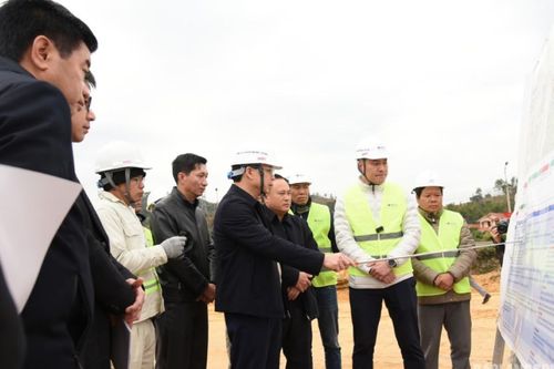 Đồng chí Bí thư Tỉnh ủy thăm, kiểm tra tiến độ thi công tuyến cao tốc Hữu Nghị - Chi Lăng