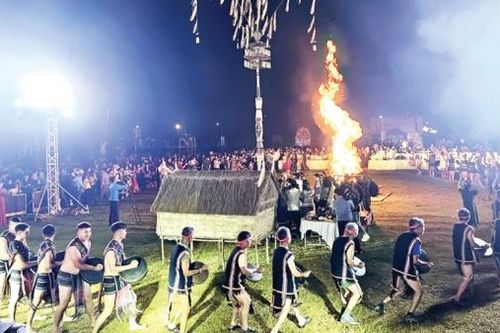 Nam Tây Nguyên hòa điệu sắc xuân