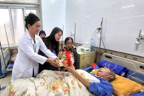 Chăm lo cho bệnh nhân nghèo đón Tết Ất Tỵ