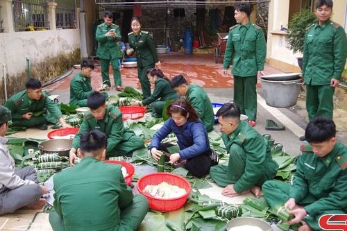 Bộ đội Biên phòng gói bánh chưng đón tết