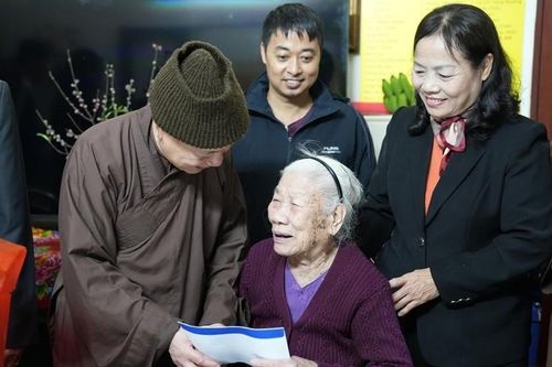 Hà Nội: Hòa thượng Thích Bảo Nghiêm trao quà Tết tới thân nhân gia đình liệt sĩ