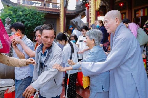 Các tự viện tổ chức trao quà Tết đến các gia đình khó khăn tại nhiều địa phương