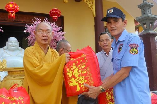 Các tự viện Q.8 trao quà Tết đến những gia đình có hoàn cảnh khó khăn