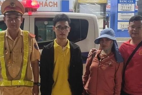 Biểu dương CBCS Trạm Đức Phổ giúp đỡ người dân đoàn tụ với gia đình