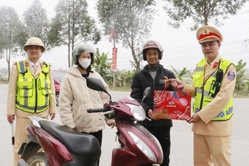 CSGT Công an Nghệ An hỗ trợ người dân về quê đón Tết