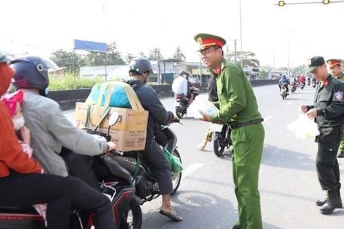 Những món quà tặng ấm lòng người dân trên đường về quê đón Tết