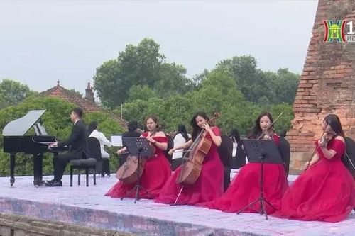 'Hòa tấu chào năm mới': Giai điệu sắc xuân từ Cột cờ Hà Nội