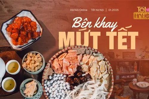Bên khay mứt Tết