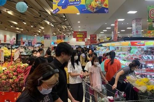 Người dân xếp hàng dài, nhích từng bước chờ thanh toán trong siêu thị ngày Tết