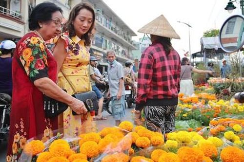 Chợ hoa 'trên bến dưới thuyền' tại Bến Bình Đông rực rỡ ngày Tết