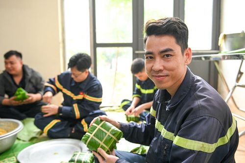 Lính cứu hỏa trổ tài gói bánh chưng, sẵn sàng trực chiến xuyên Tết