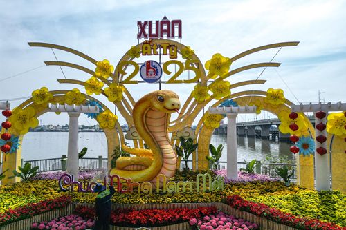 Lộ diện linh vật rắn ở đường hoa ven sông Đồng Nai