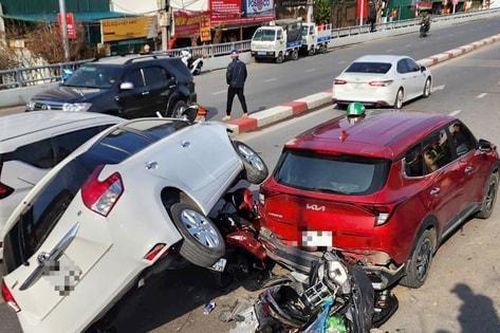 Xe ô tô mất lái gây tai nạn trên đường Âu Cơ