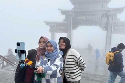 Du khách thích thú nghịch tuyết trên đỉnh 'nóc nhà Đông Dương' trong kỳ nghỉ Tết Ất Tỵ