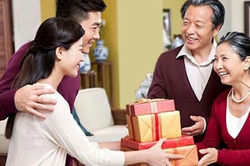Con dâu được khen ngợi có hiếu khi biết cách chọn quà Tết 'đốn tim' bố mẹ chồng