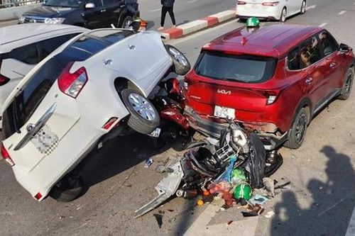 Hà Nội: Xe ô tô con mất lái, gây tai nạn liên hoàn trên đường Âu Cơ