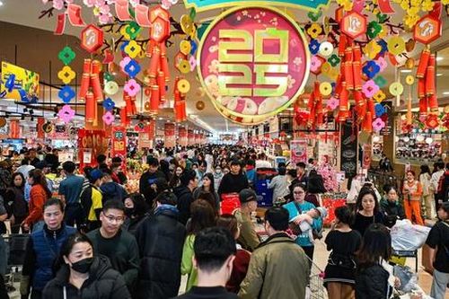 28 Tết, người dân ùn ùn đến siêu thị mua sắm, hóa đơn dài hơn 2 mét