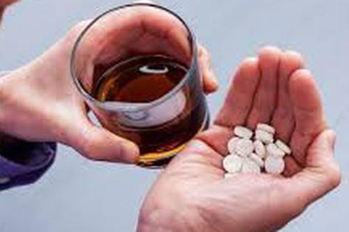 Chén rượu ngày Xuân gây nguy hiểm khi dùng chung với thuốc như thế nào?