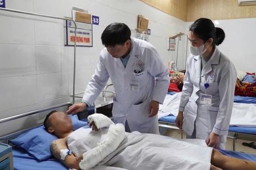 Tự chế pháo nổ, thanh niên 28 tuổi bị thương tích nặng, mất một ngón tay, mù mắt phải