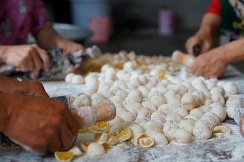 Cận cảnh nghề làm kẹo cau - thức quà tuổi thơ của người dân xứ Huế