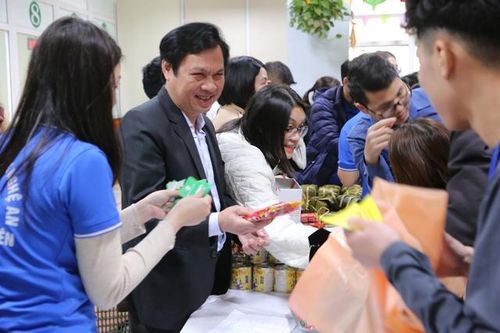 Ấm áp chợ Tết '0 đồng' tại BV Hữu nghị Đa khoa Nghệ An