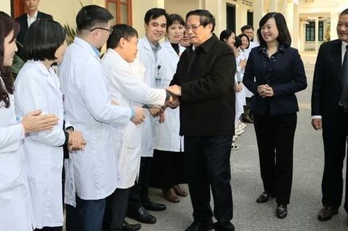 Thủ tướng: Đội ngũ y bác sĩ đã nỗ lực, cống hiến bằng tất cả trái tim, khối óc của mình vì người bệnh