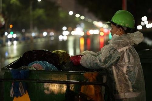 Công nhân dầm mình trong mưa lạnh làm đẹp phố phường ngày cận Tết