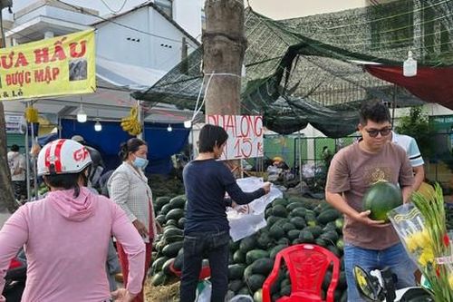 Ngày tất niên: Nhiều tiểu thương mắc kẹt với hàng Tết, nếu có thể hãy ghé ủng hộ