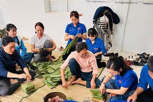 Đoàn viên thanh niên gói bánh chưng, bánh tét trao tặng các hoàn cảnh khó khăn