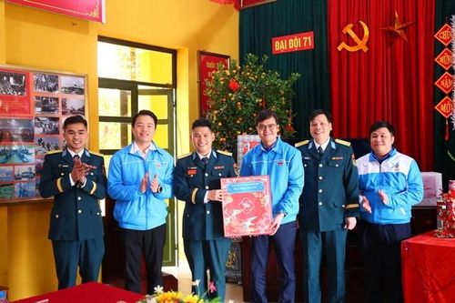 Ban Bí thư T.Ư Đoàn thăm, chúc Tết đoàn viên thanh niên trực làm nhiệm vụ Tết