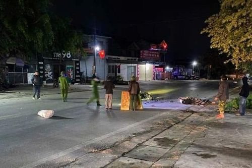 Hai xe máy đối đầu, 4 người thương vong