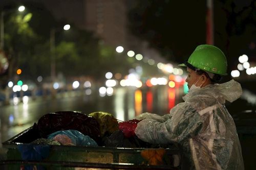 Công nhân môi trường 'đội' mưa rét làm sạch phố phường để đón Tết