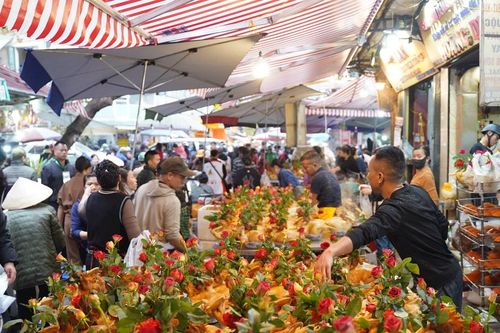 Ngày 29 Tết, người dân chi hơn nửa triệu đồng mua gà ngậm hoa hồng ở 'chợ nhà giàu'