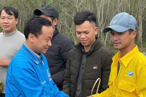 Mang 'hương Xuân' đến công nhân ăn Tết xa nhà