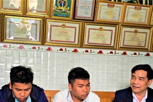 Quảng Nam: Tặng quà 2 anh em ruột đạt giải Nhất học sinh giỏi quốc gia
