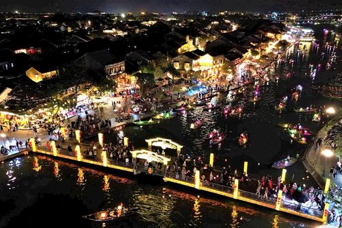 TP Hội An lung linh trong ánh đèn lồng, hoa đăng huyền ảo