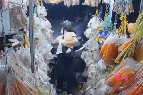 Ôtô húc văng hai người ở tiệm bánh tráng trộn tại TP.HCM