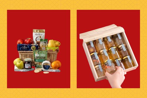 Sắm quà Tết biếu gia đình người yêu ở phút 89