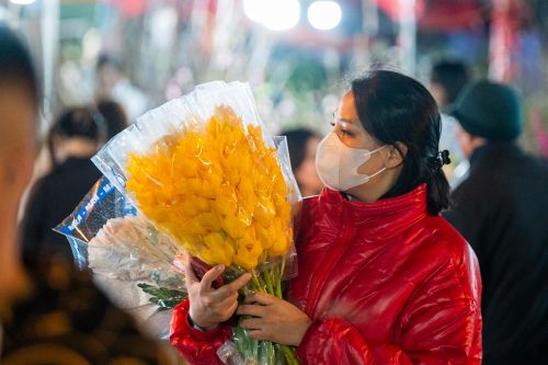 Đào quất ế ẩm, hoa tươi đắt hàng tại phiên chợ Tết cuối cùng của năm