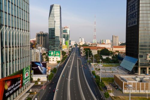 Đường phố TP.HCM bình yên ngày 29 Tết