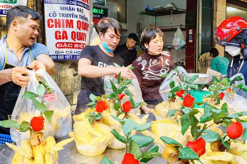 Ngày cuối năm giá hàng hóa giảm nhẹ, siêu thị phục vụ xuyên Tết