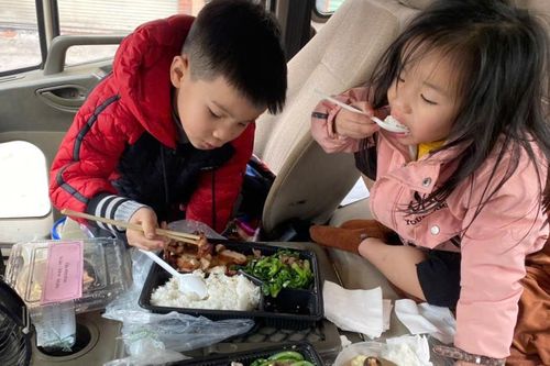 Xúc động chuyện 2 đứa trẻ theo cha dọn rác đêm Giao thừa