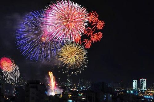 Pháo hoa rực sáng bầu trời chào năm mới Ất Tỵ 2025