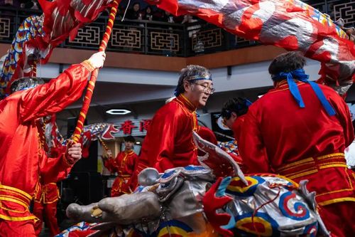 Thế giới trang hoàng đón Tết Nguyên đán 2025
