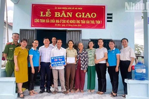 Hạnh phúc đón Tết trong những ngôi nhà mới ở Kon Tum