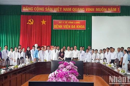 Lãnh đạo tỉnh Vĩnh Long thăm, tặng quà bệnh nhân và công nhân công trình công cộng