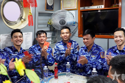 Tết xa nhà, gần Tổ quốc
